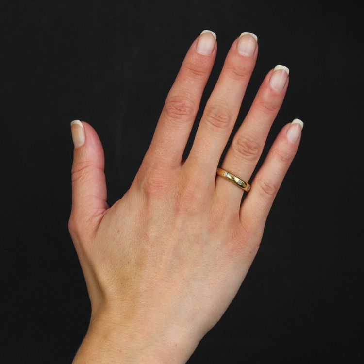 Antiker Ehering aus Gelbgold mit Kissendiamanten