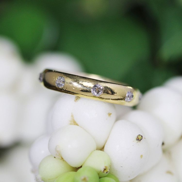 Antiker Ehering aus Gelbgold mit Kissendiamanten