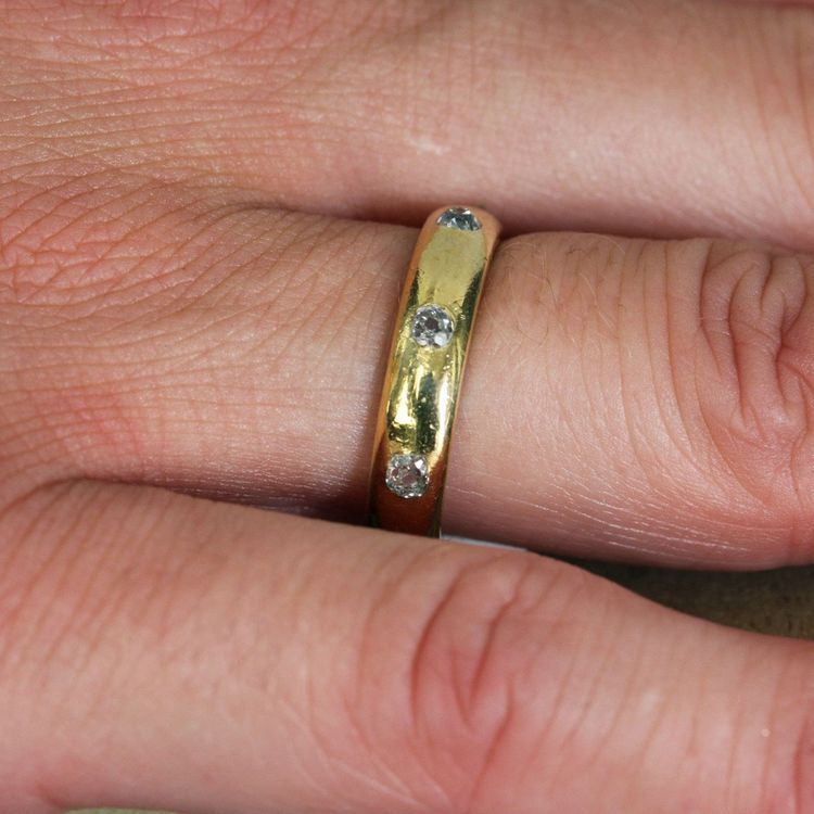 Antiker Ehering aus Gelbgold mit Kissendiamanten