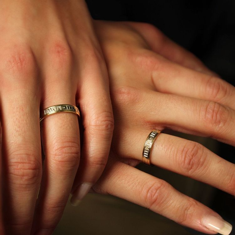 Herren-Ehering-Duo mit zwei gravierten Goldringen
