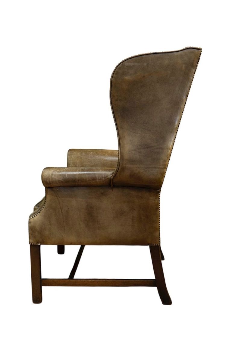 Fauteuil anglais appelé « Wing Chair » en cuir vert. Circa 1920