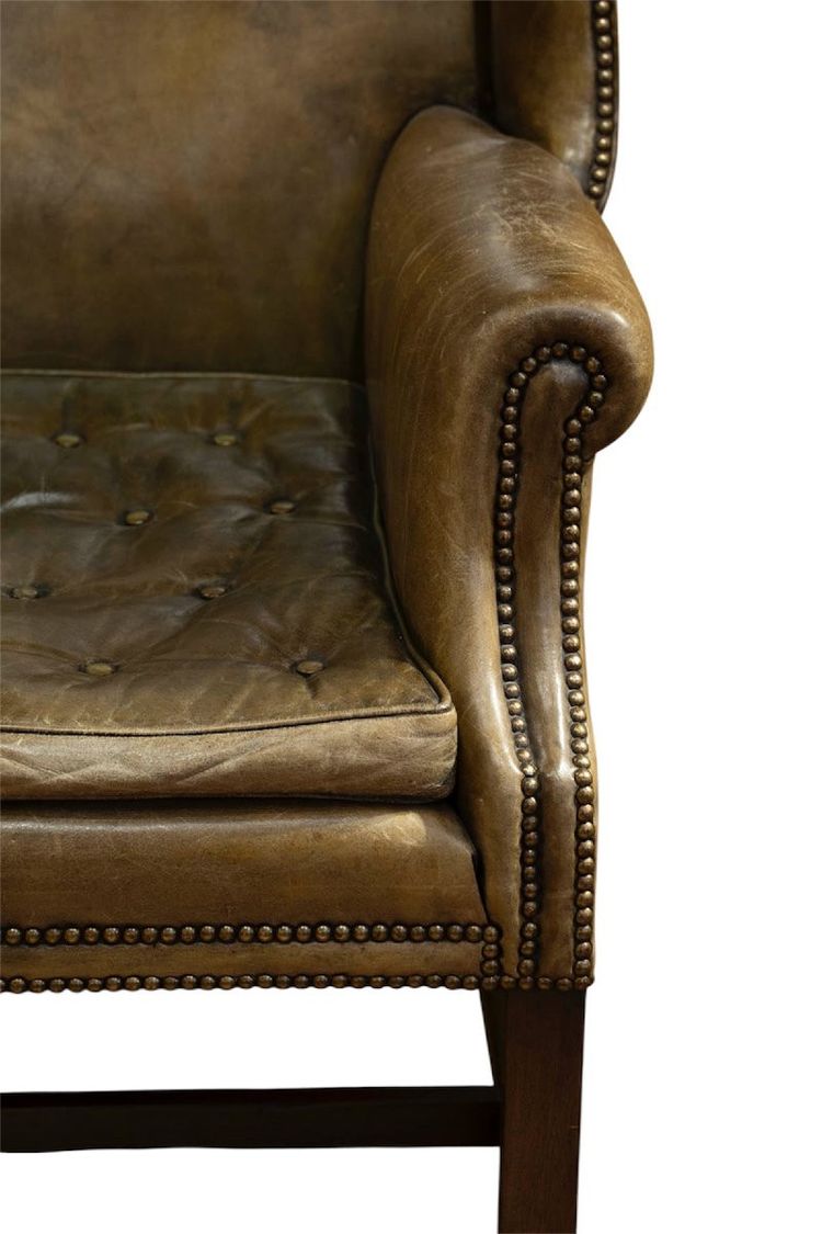 Fauteuil anglais appelé « Wing Chair » en cuir vert. Circa 1920