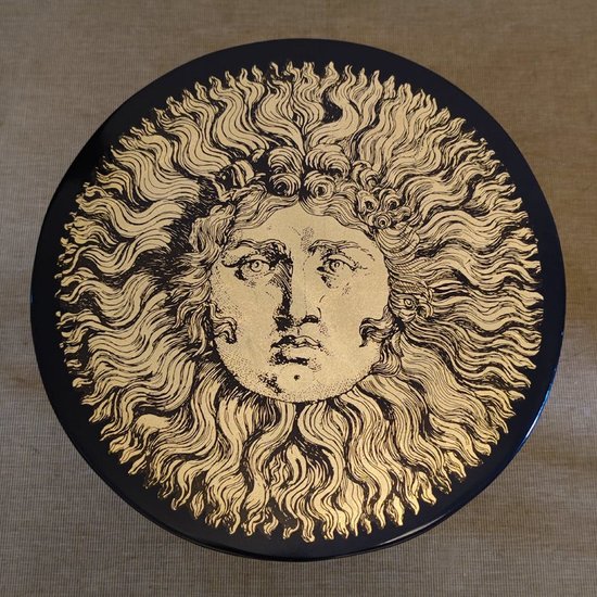 1970 Magnifique Table De Piero Fornasetti Représentant "Le Roi Soleil" (Louis XIV). Fabriqué en Italie