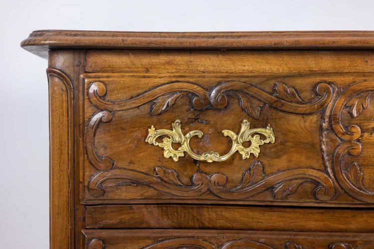 Commode galbée, dite nîmoise, en noyer, à 2 tiroirs. XVIIIe siècle. LS5422802