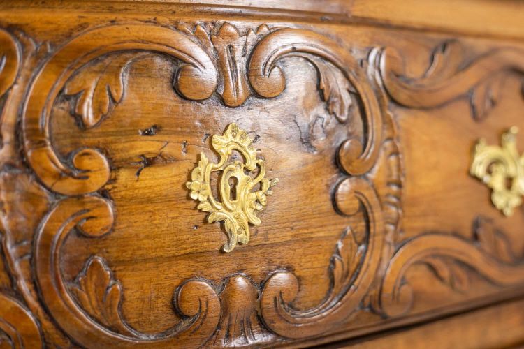 Commode galbée, dite nîmoise, en noyer, à 2 tiroirs. XVIIIe siècle. LS5422802