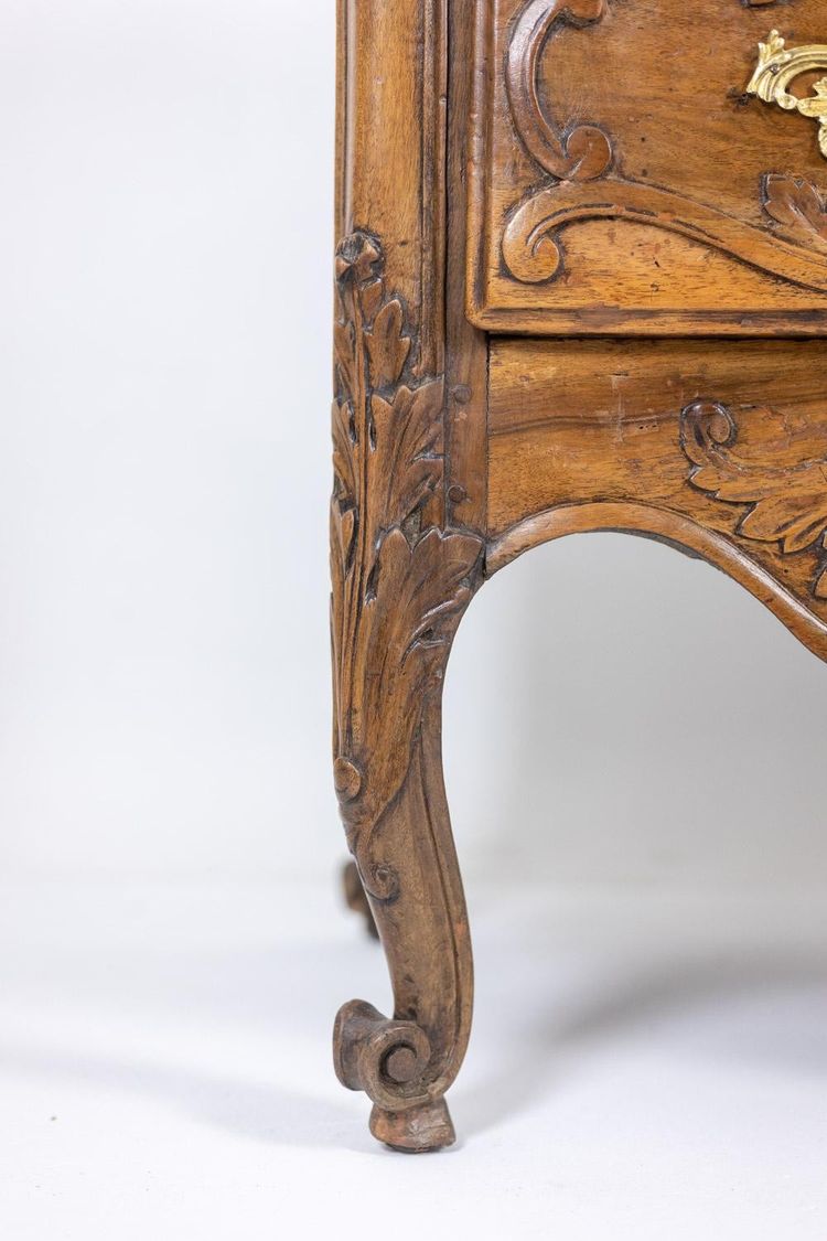 Commode galbée, dite nîmoise, en noyer, à 2 tiroirs. XVIIIe siècle. LS5422802