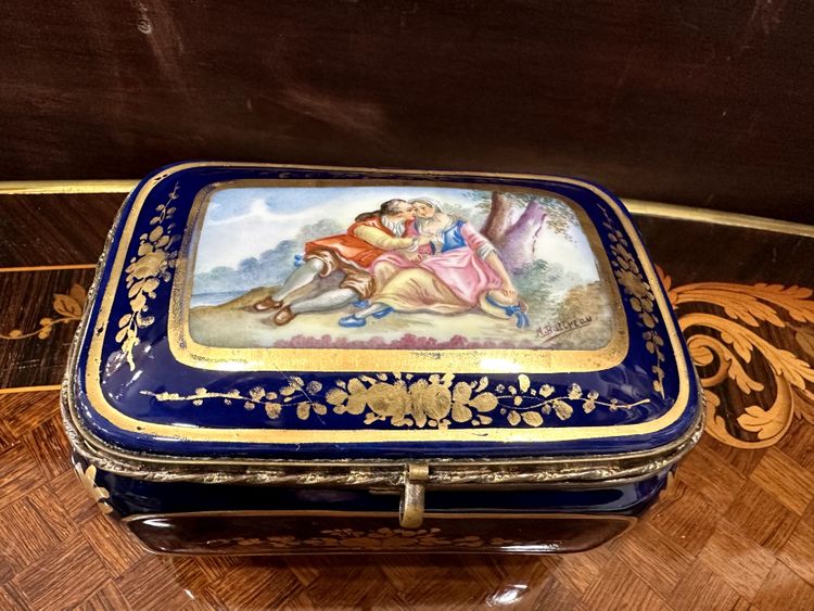 Un portagioie in porcellana di Sèvres, fine del XIX secolo