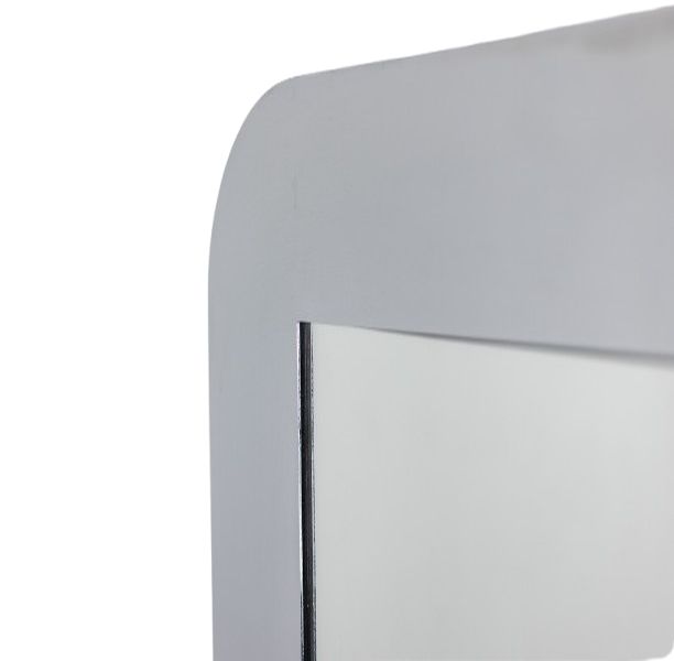 Miroir de forme rectangulaire, en métal poli. Italie, années 1970 LS6511401