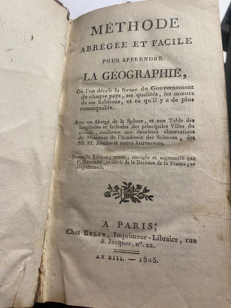 Schönes Buch mit gekürzter und einfacher Methode der Geographie von 1805. Gedruckt in Paris. Illustration von Karten XVIII