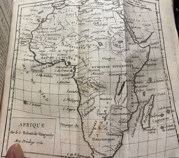 Schönes Buch mit gekürzter und einfacher Methode der Geographie von 1805. Gedruckt in Paris. Illustration von Karten XVIII