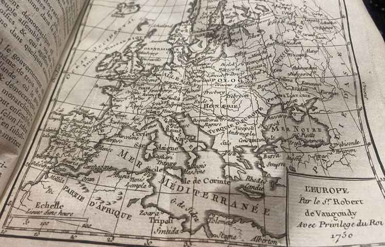 Schönes Buch mit gekürzter und einfacher Methode der Geographie von 1805. Gedruckt in Paris. Illustration von Karten XVIII