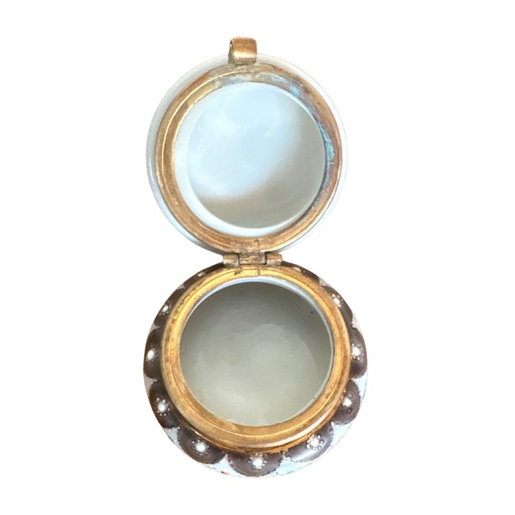 Petite boîte ronde en opaline émaillée – XIXᵉ siècle