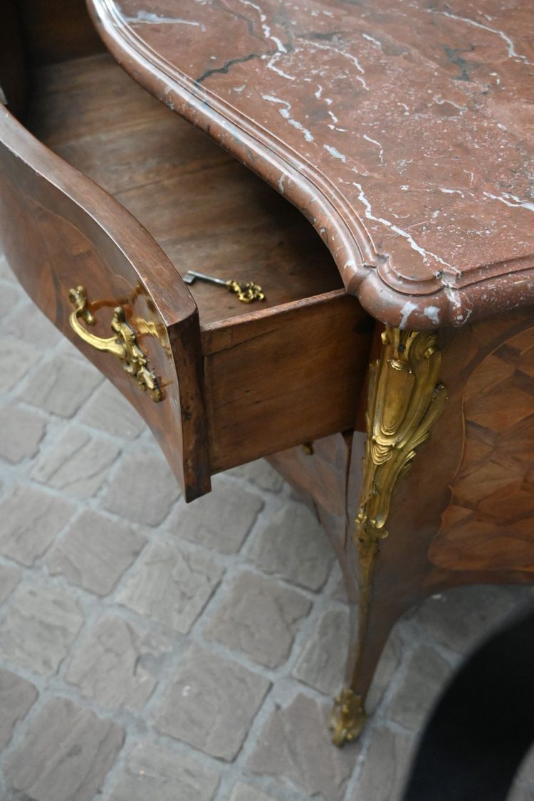 Belle commode en placage d époque Louis XV