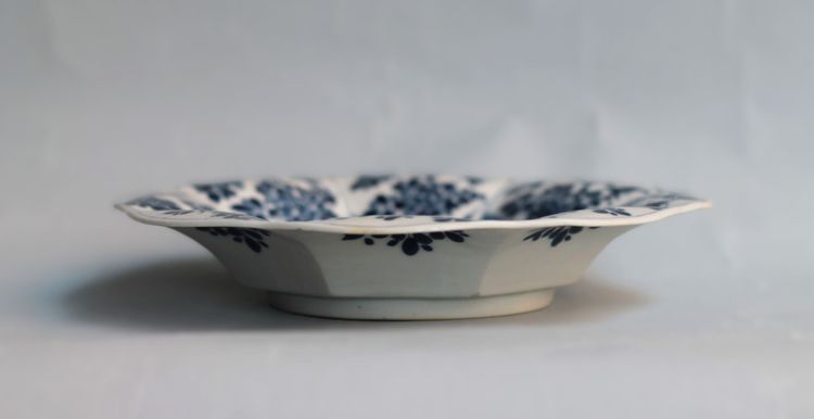 Chinese porcelain cup with blue and white decoration. Kangxi period (1662-1722).