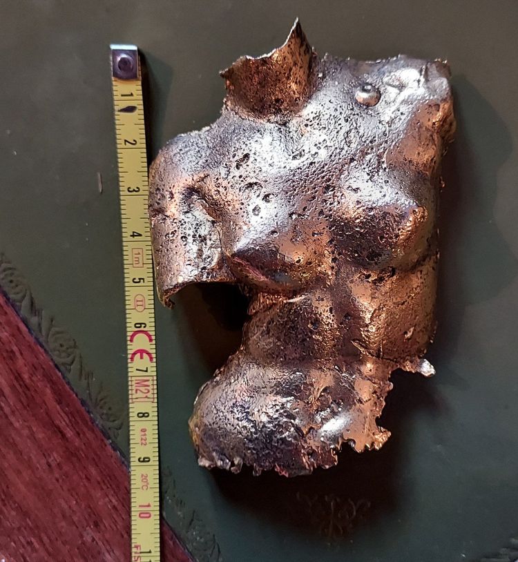 Grande spilla a forma di busto di donna