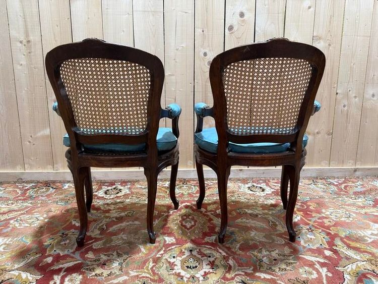 Paire de fauteuils de style Louis XV en cannage 