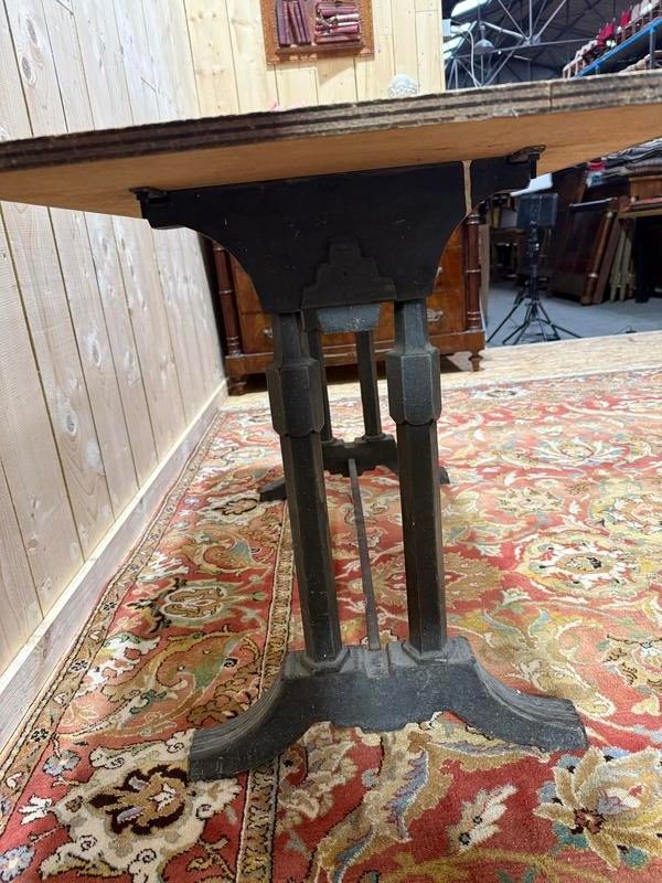 Art-Deco-Bistrotisch mit Gusseisenbasis