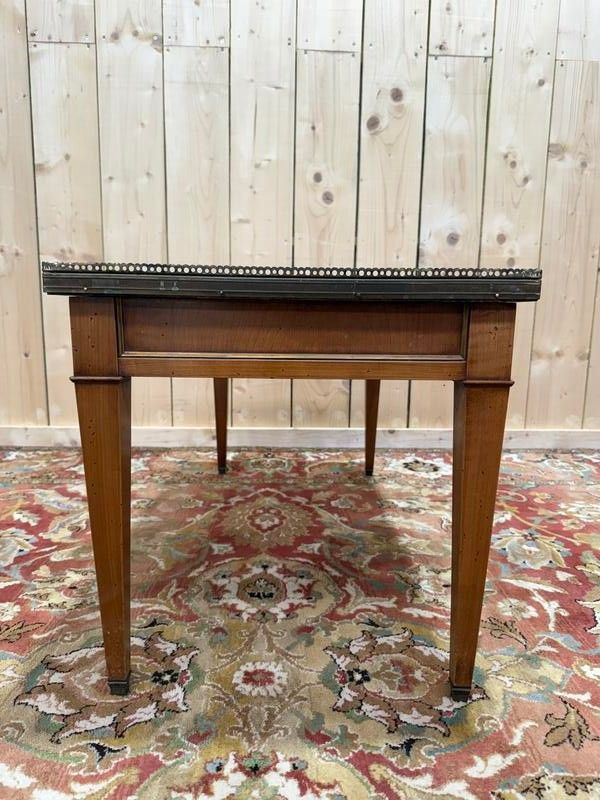 Table basse de style Louis XVI en marbre blanc et merisier 