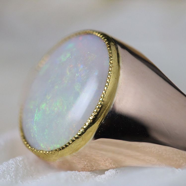 Anello in oro rosa con opale
