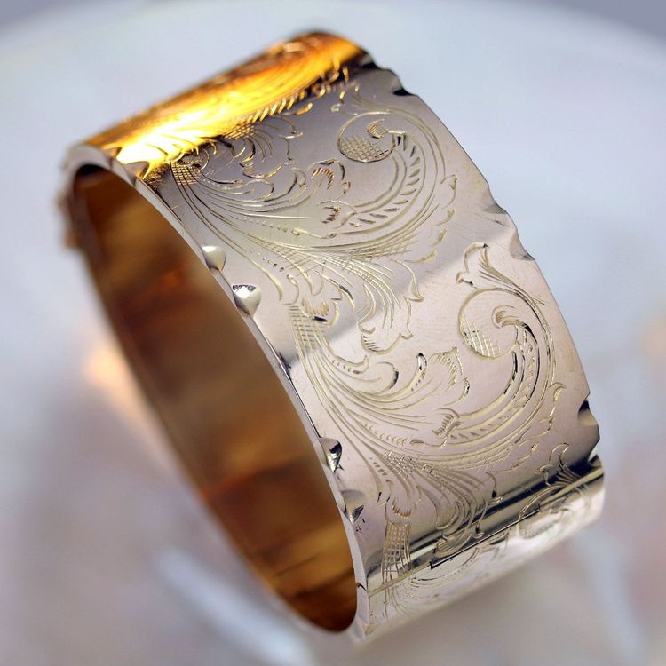 Großer gemeißelter Armreif aus Roségold