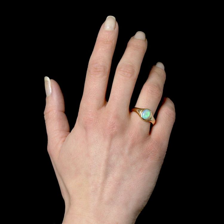 Armreif mit Opal aus Gelbgold