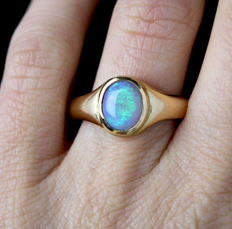 Armreif mit Opal aus Gelbgold