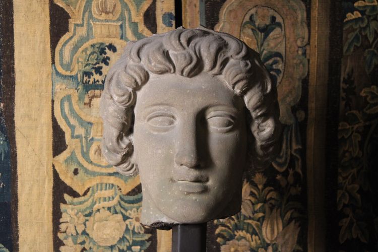 Neoclassical male head in sandstone, 20th century