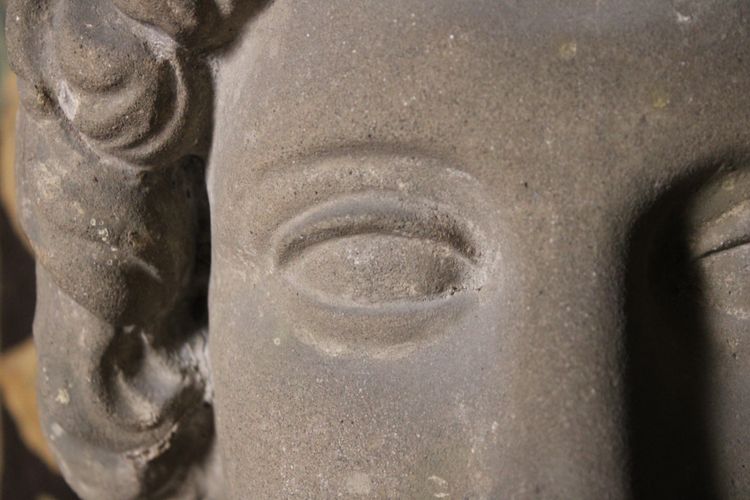 Neoclassical male head in sandstone, 20th century