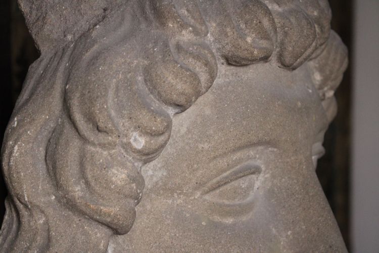 Neoclassical male head in sandstone, 20th century