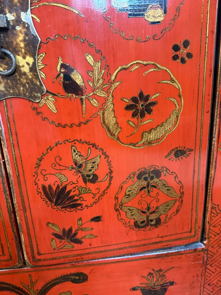 LACQUERED SIDEBOARD WITH CHINA DECORATION
