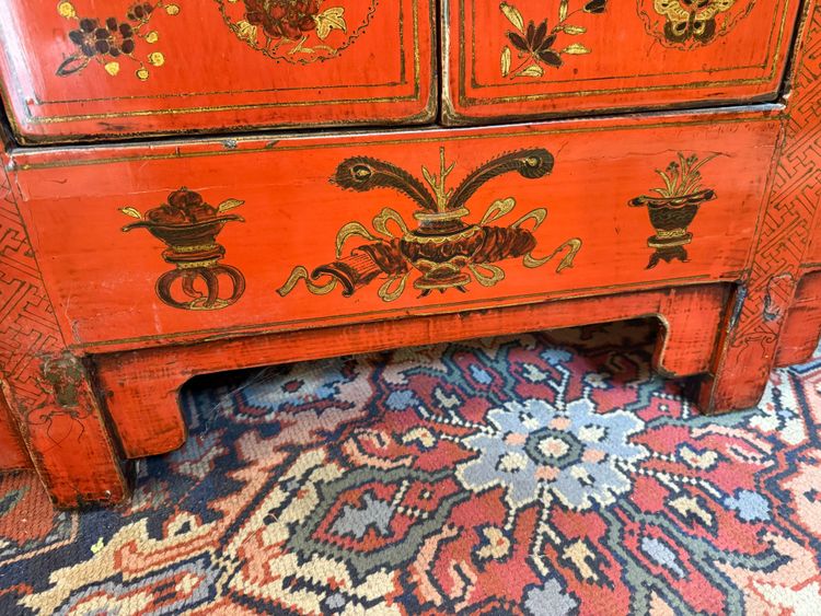 LACQUERED SIDEBOARD WITH CHINA DECORATION