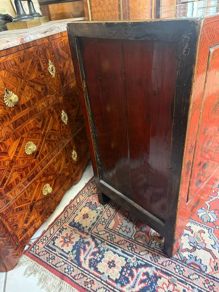 LACQUERED SIDEBOARD WITH CHINA DECORATION