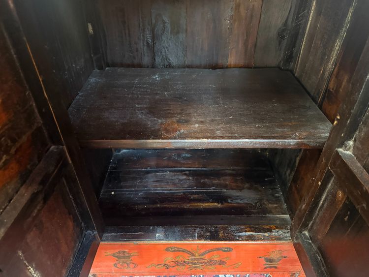 LACQUERED SIDEBOARD WITH CHINA DECORATION