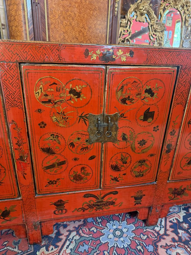LACQUERED SIDEBOARD WITH CHINA DECORATION