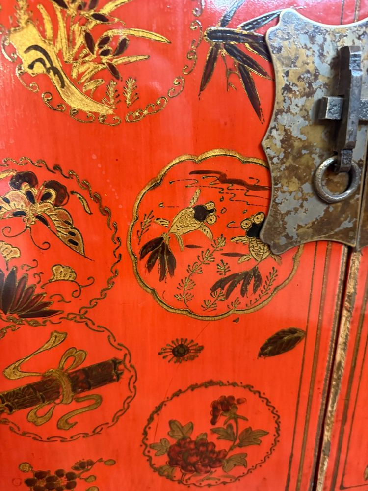LACQUERED SIDEBOARD WITH CHINA DECORATION