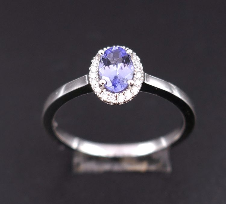 Bague saphir et diamants, or blanc 18 carats.