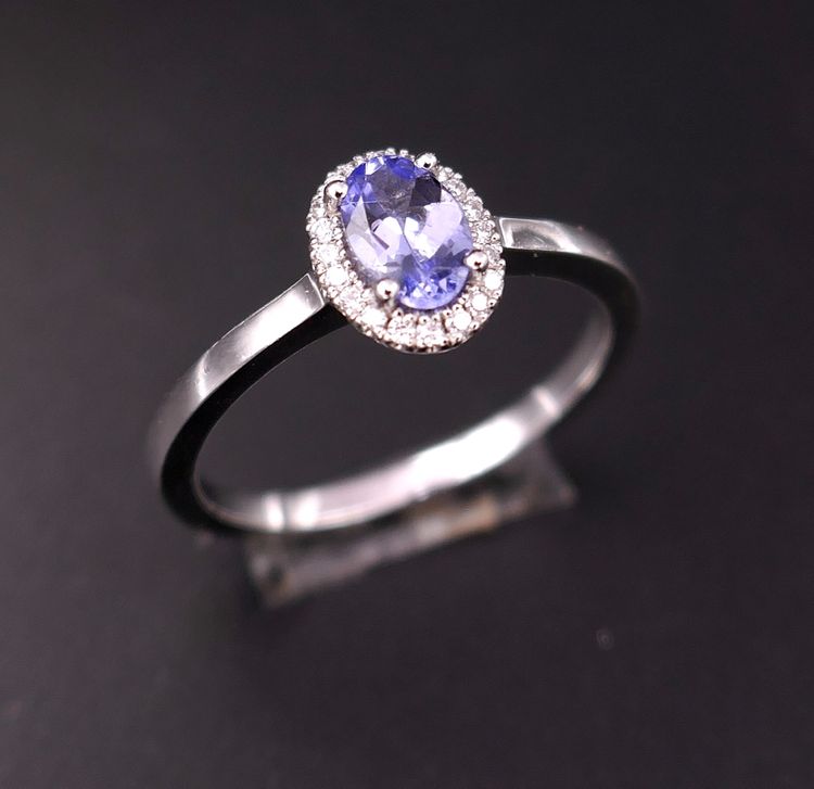 Bague saphir et diamants, or blanc 18 carats.
