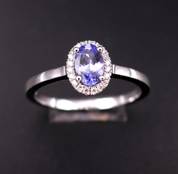 Bague saphir et diamants, or blanc 18 carats.
