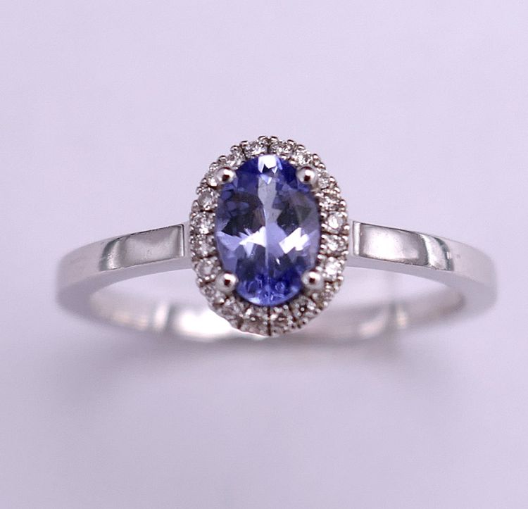 Bague saphir et diamants, or blanc 18 carats.