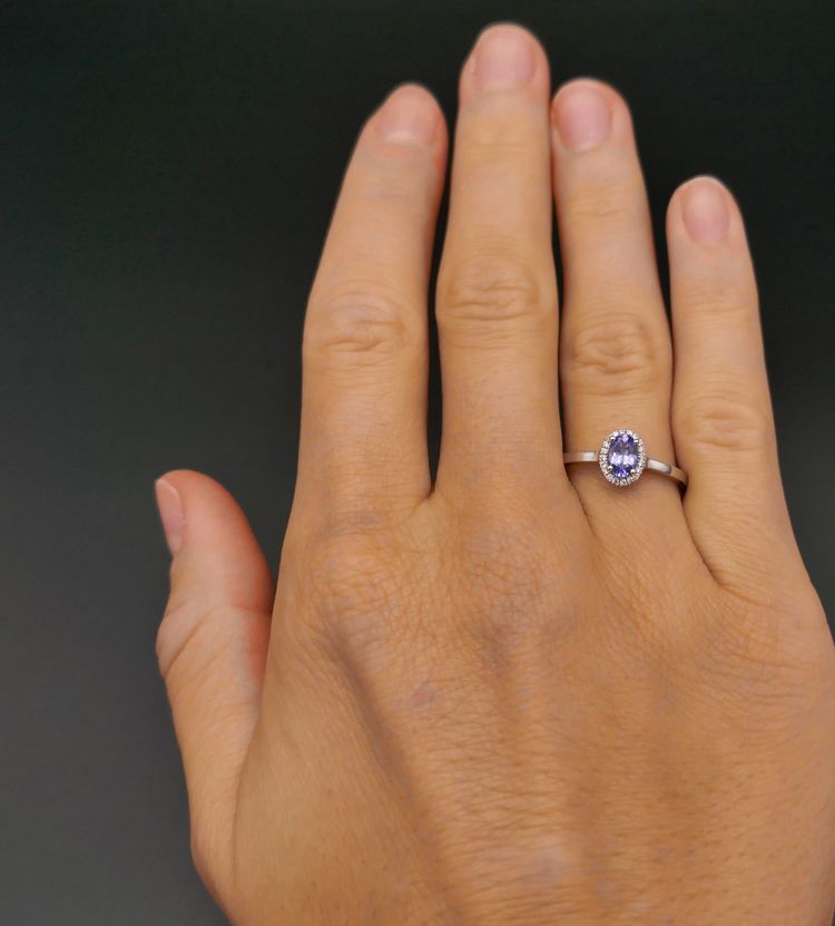 Bague saphir et diamants, or blanc 18 carats.