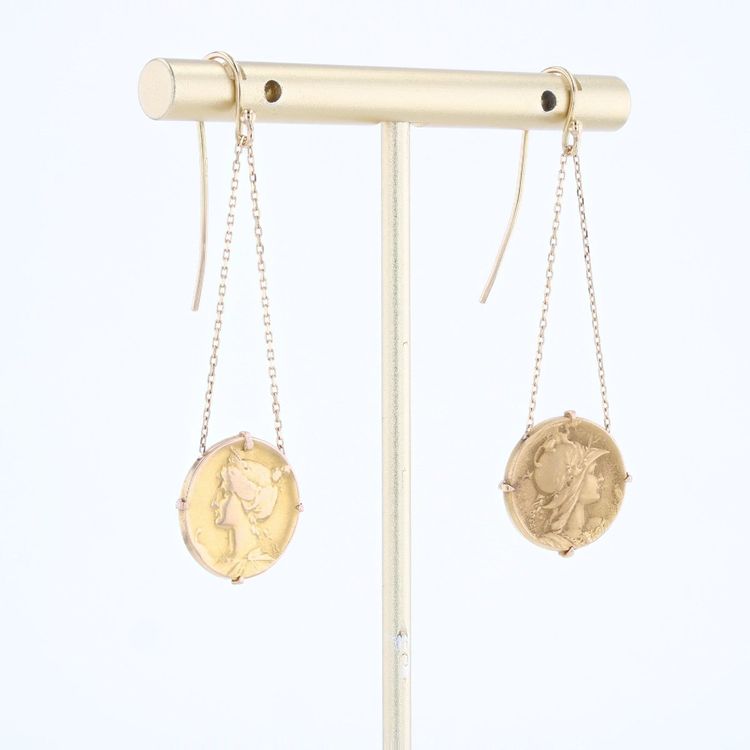 Orecchini e medaglie in oro giallo