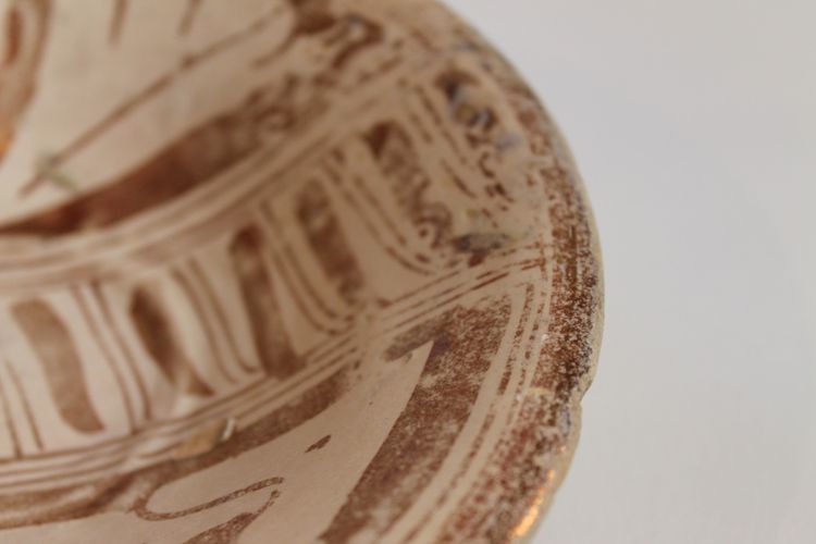 Small shallow dish in buff-glazed earthenware, Manisès, 16th century.