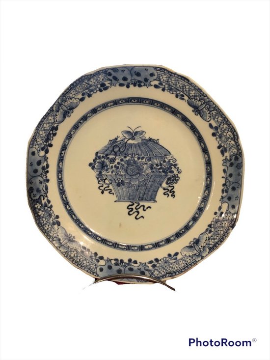 Suite of three plates - Chinese porcelain - Decoration with flowered basket - 18th century