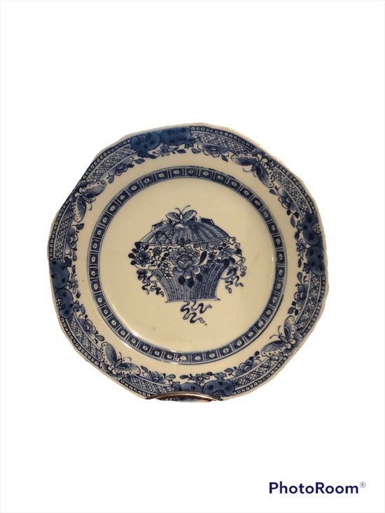Suite of three plates - Chinese porcelain - Decoration with flowered basket - 18th century
