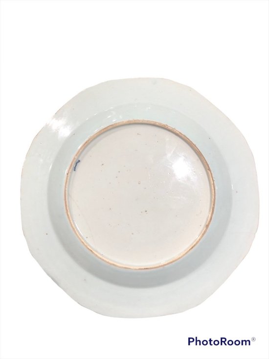 Suite of three plates - Chinese porcelain - Decoration with flowered basket - 18th century