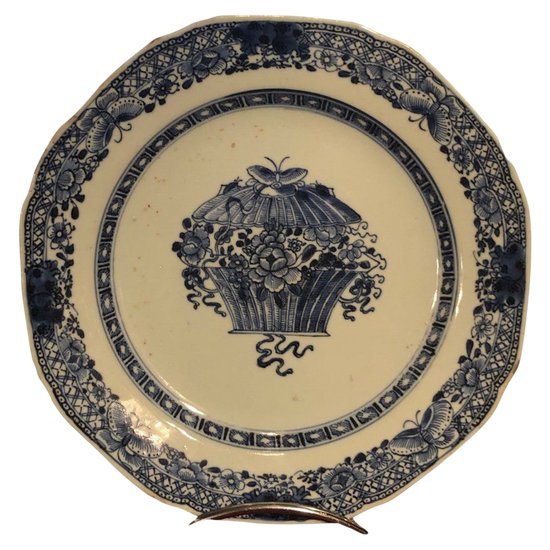 Suite of three plates - Chinese porcelain - Decoration with flowered basket - 18th century