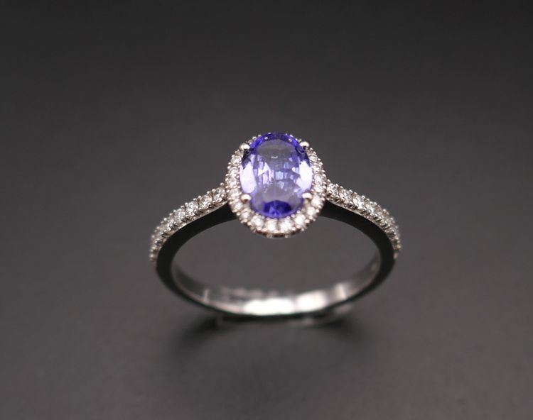 Diamond-set sapphire ring, diamond-paved setting, 18K white gold.