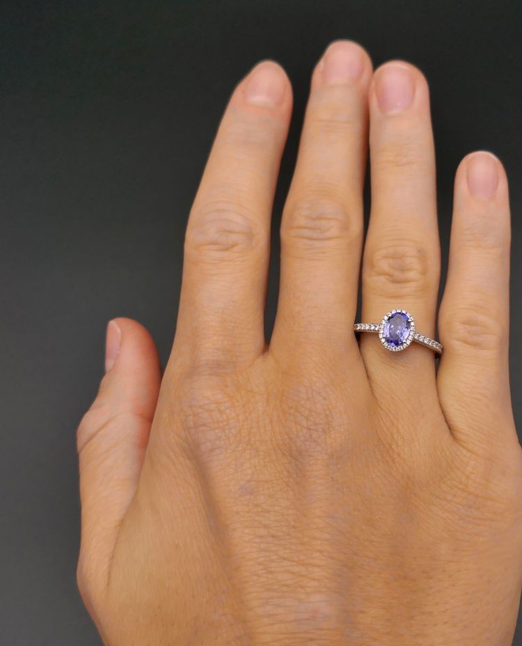 Diamond-set sapphire ring, diamond-paved setting, 18K white gold.