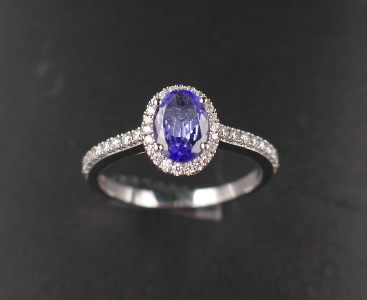 Diamond-set sapphire ring, diamond-paved setting, 18K white gold.