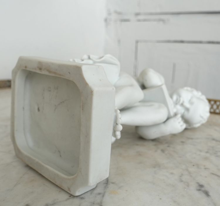 Putto, allegoria della scrittura in porcellana biscuit dopo Canova - Manifattura Samson